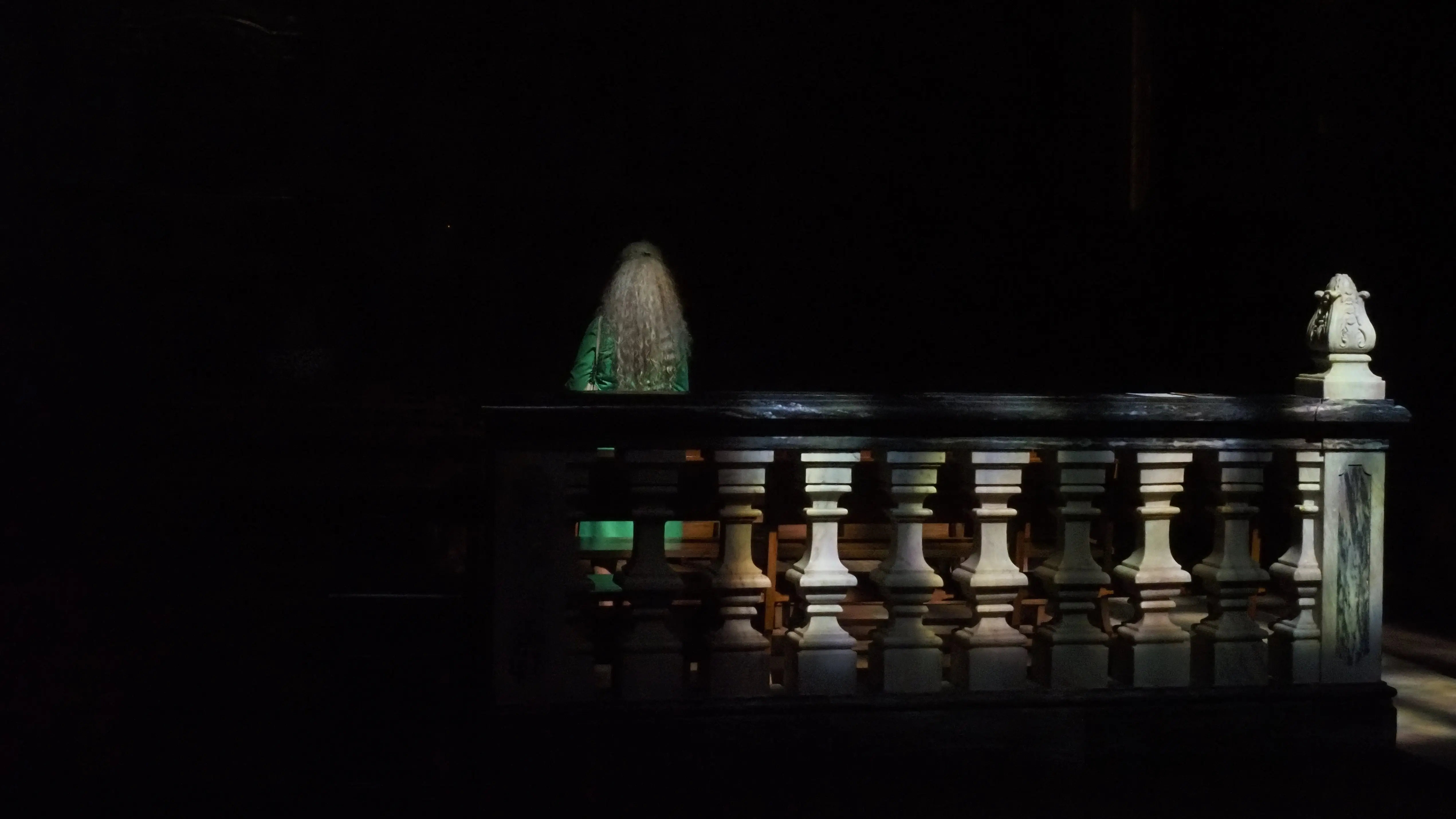 portugal-evora-lady-praying-in-church.webp